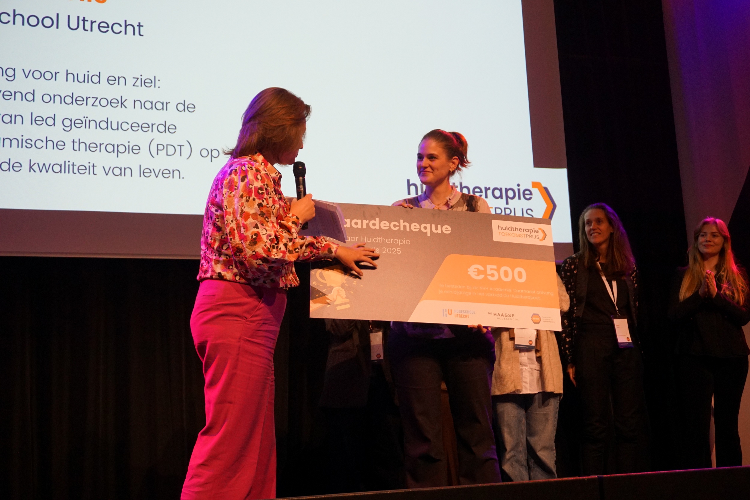 Pijnloze photodynamische LED-therapie bij acne